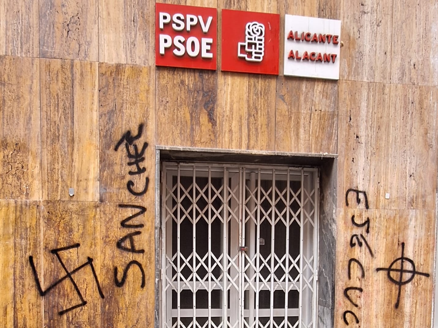 Pintadas en la sede del PSOE de Alicante