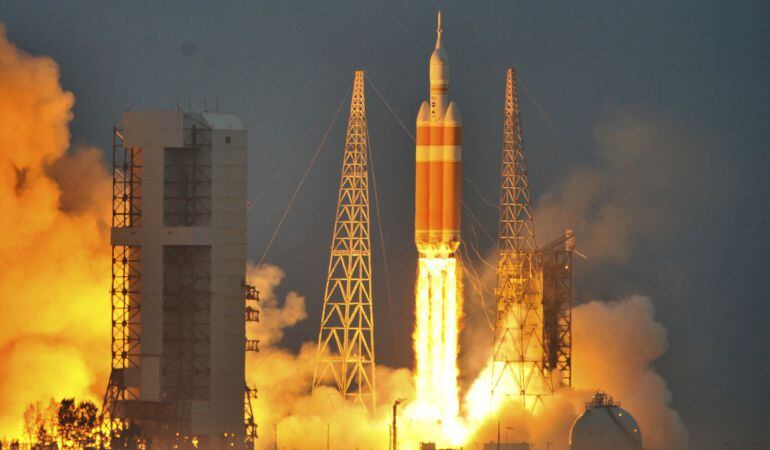 Un momento del lanzamiento del cohete Delta IV de la Nasa, que contiene la cápsula Orion