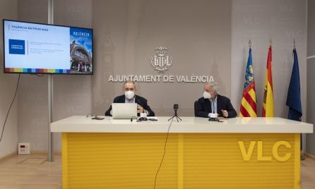 El director gerente de Visit València, Antonio Bernabé, acompañado del concejal de Turismo e Internacionalización, Emiliano García.