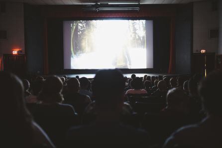 Momento de la proyección de una película en un cine