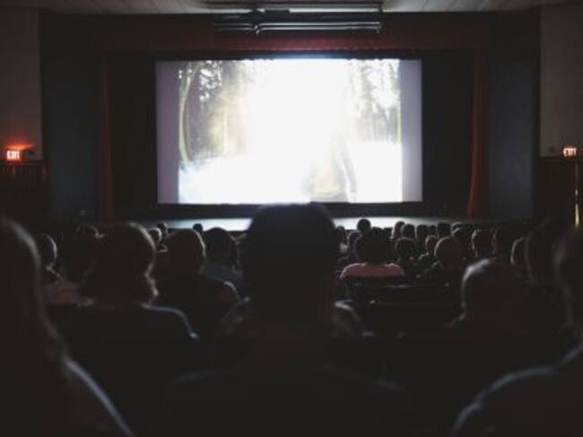 Momento de la proyección de una película en un cine