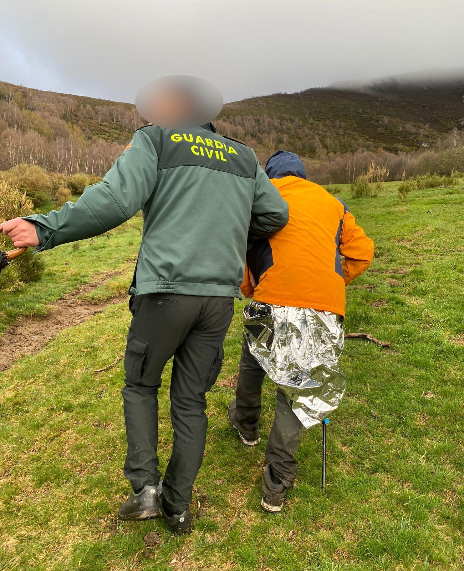 Momento en el que montañero enfermo es rescatado