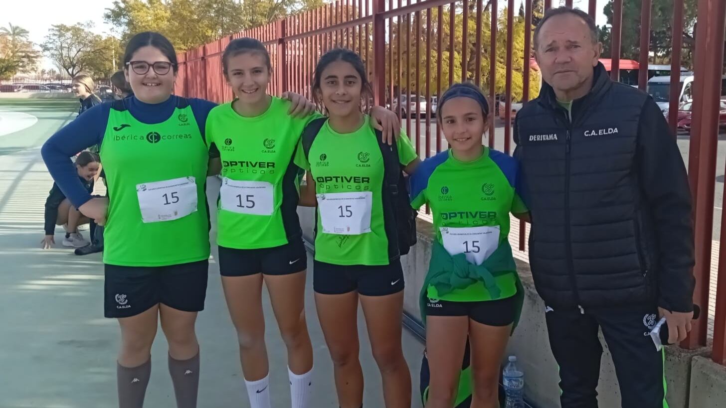 Los atletas eldenses y su entrenador en Elche