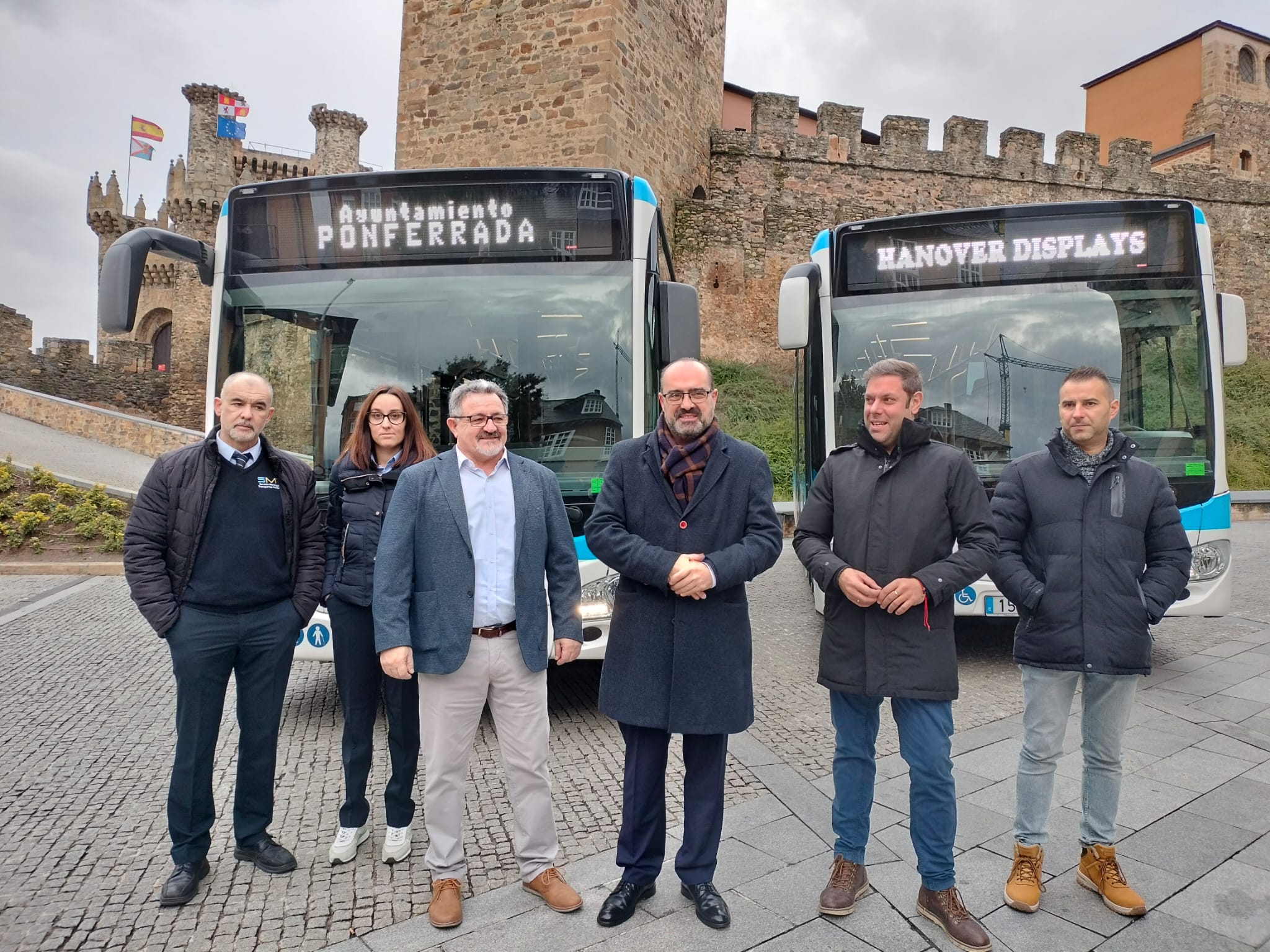 El alcalde y varios representantes municipales frente a los nuevos autobuses