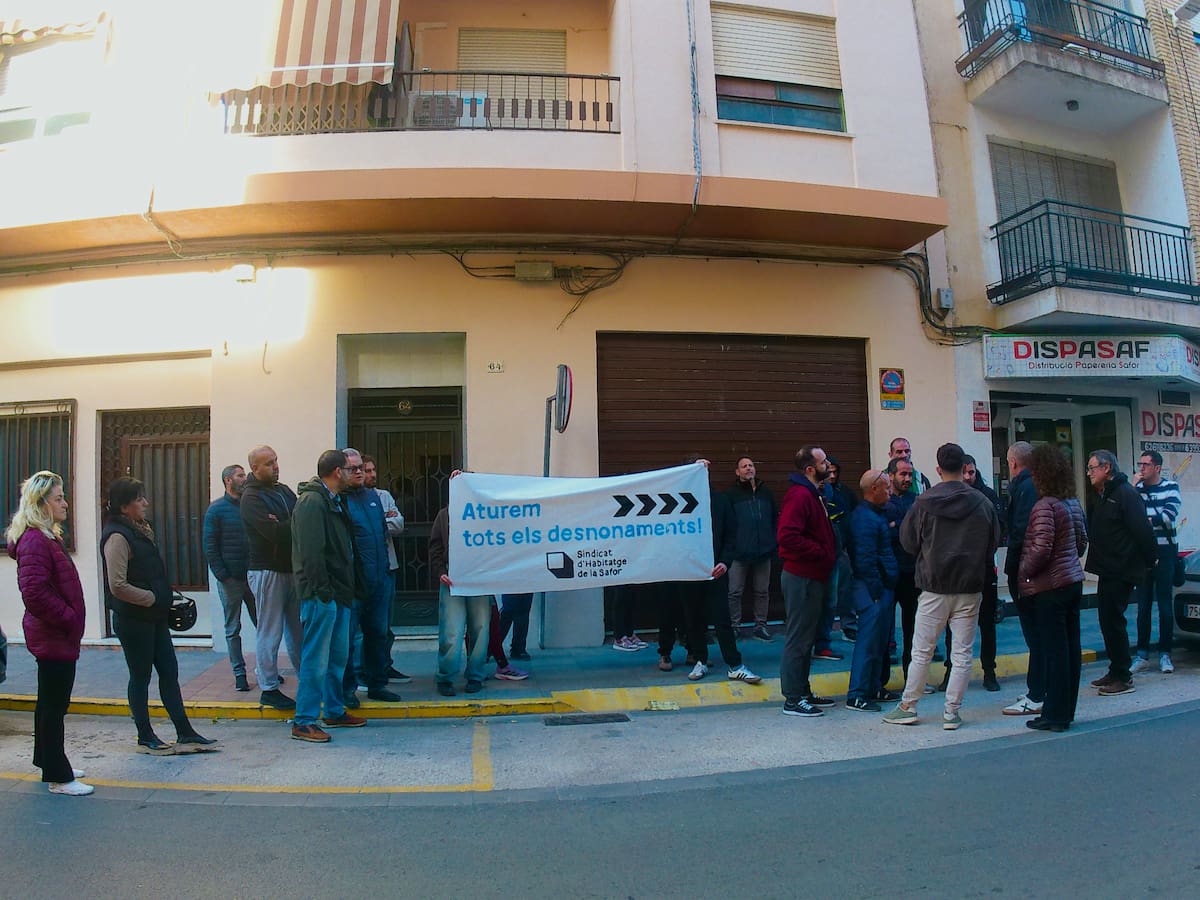 Paralizan un deshaucio en Gandia de una familia víctima de los fondo buitre