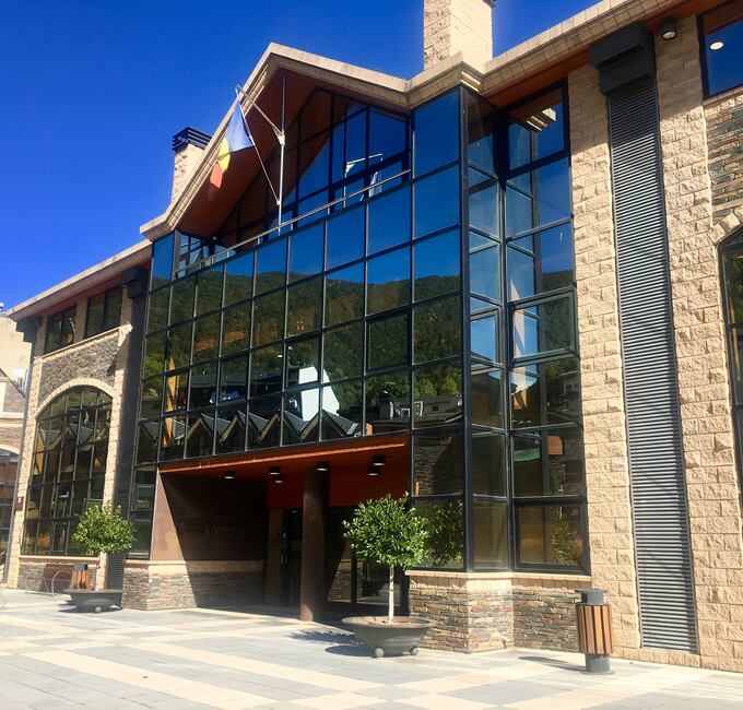 Edifici del comú de la Massana. La corporació porta a la fiscalia unes presumptes irregularitats en la gestió del fons de pensions dels funcionaris locals.