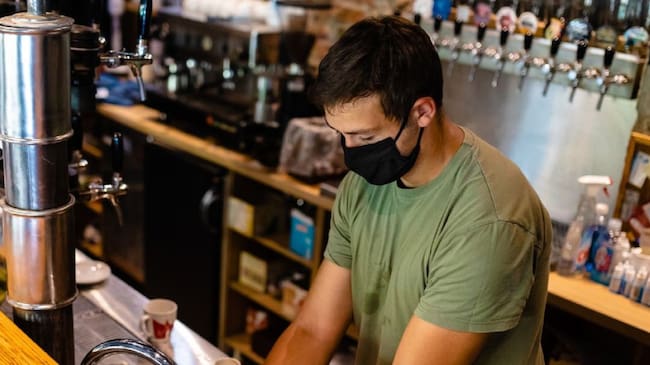 Bars i hotels satisfets amb el relaxament de les mesures