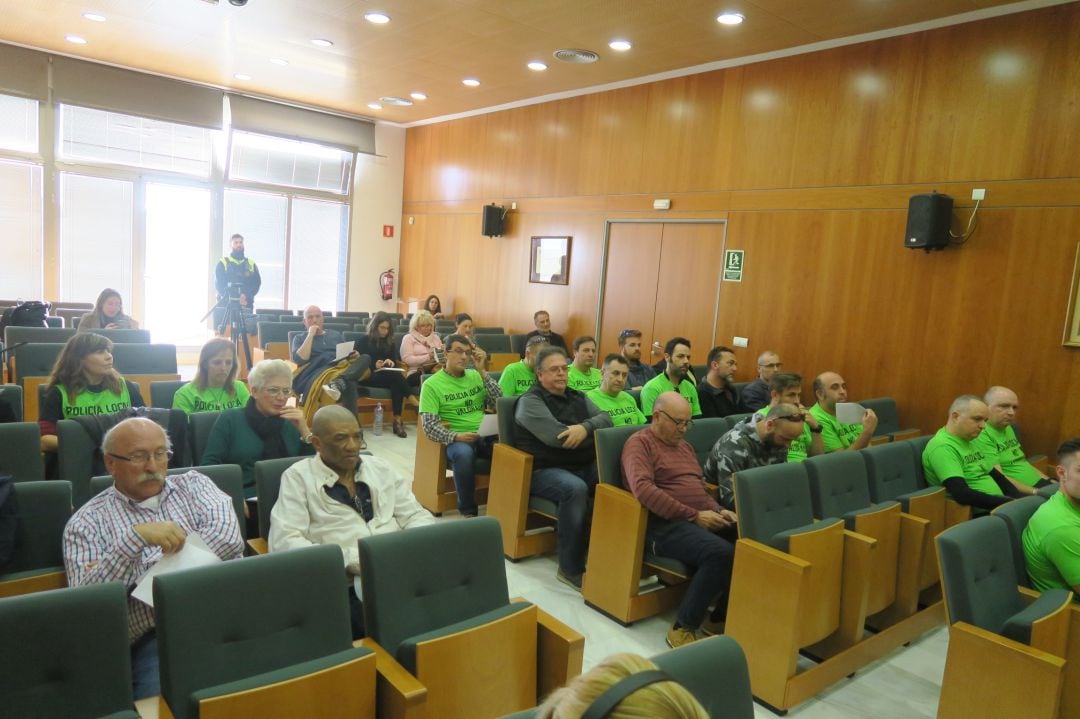 Protesta de la policía local en el pleno del ayuntamiento de Calp. 