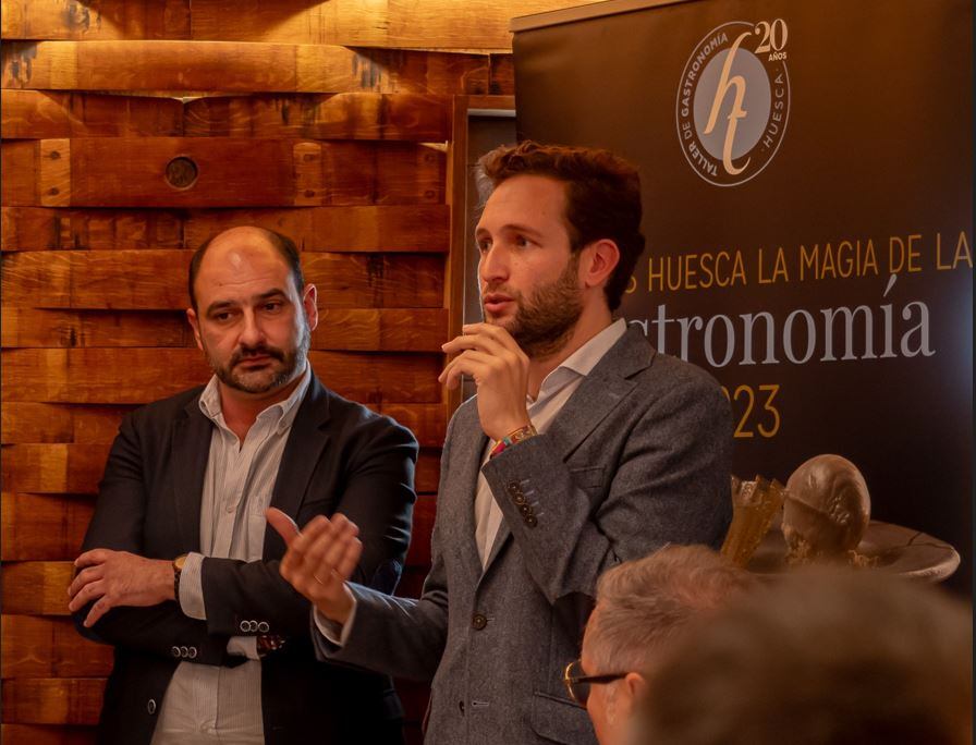 El presidente de la Diputación de Huesca, Isaac Claver, y el alcalde de Monzón, Fernando Torres, abrieron la comida de clausura de los talleres