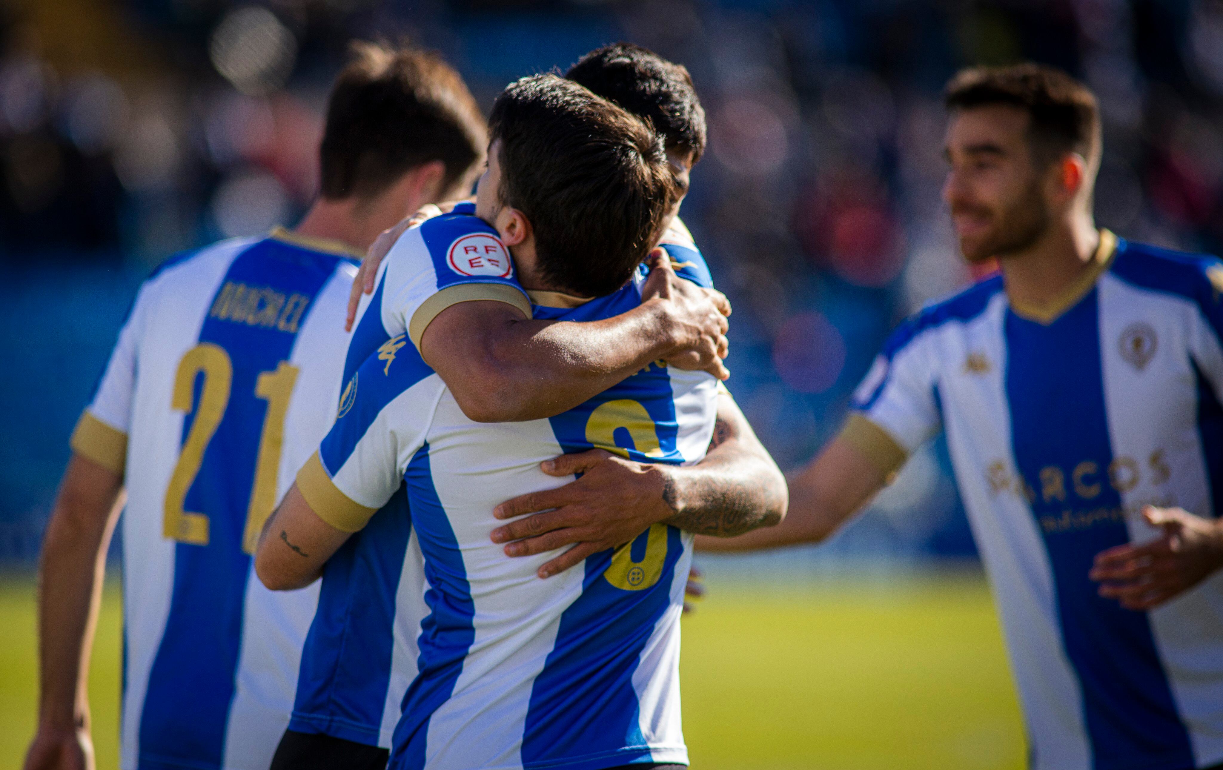 Alvarito y Cesar Moreno celebran el gol anotado por el equipo