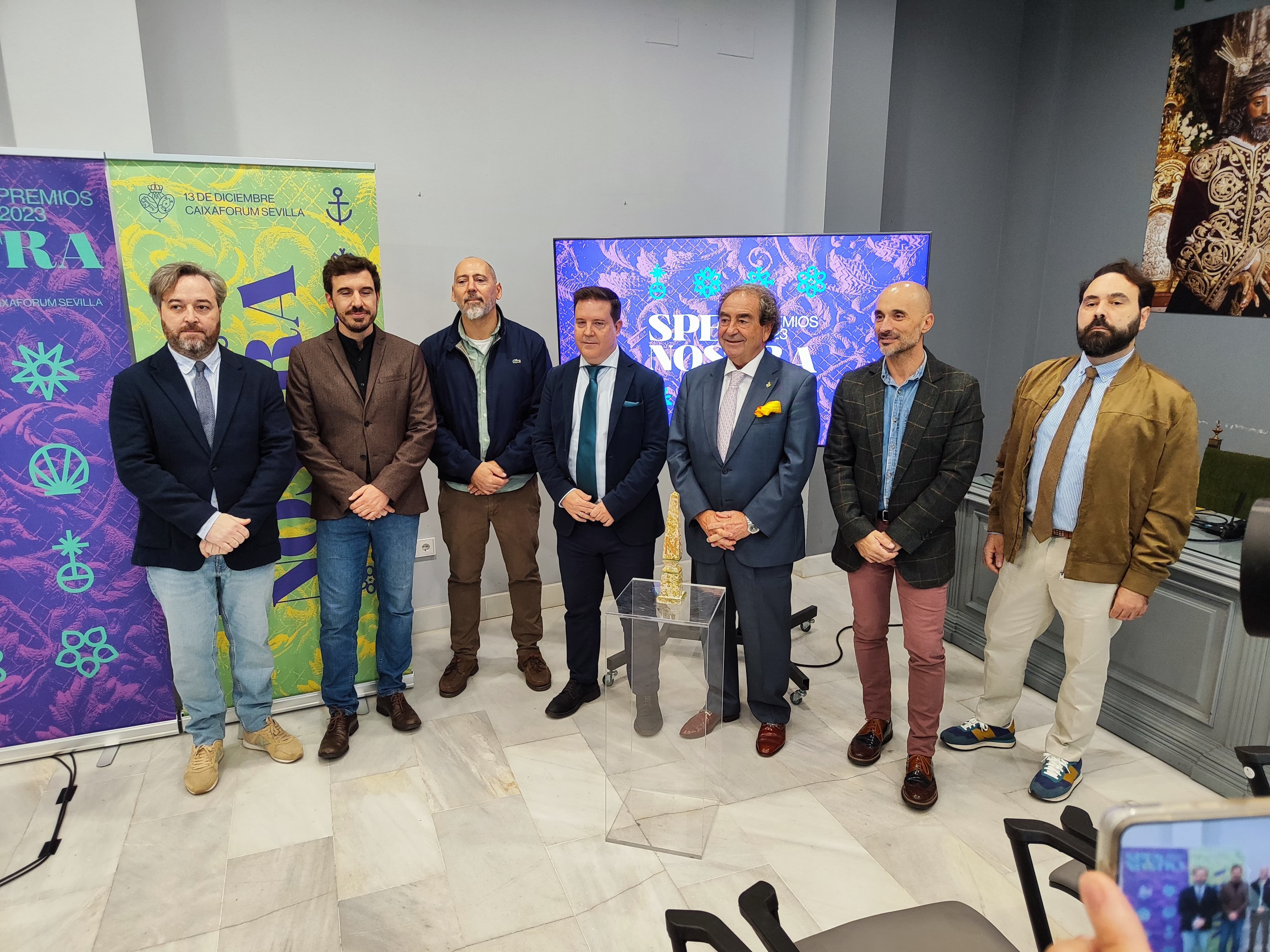 El hermano mayor de La Macarena, José Antonio Fernández Cabrero -el del pañuelo amarillo en la chaqueta-, junto a los colaboradores de la primera gala Spes Nostra