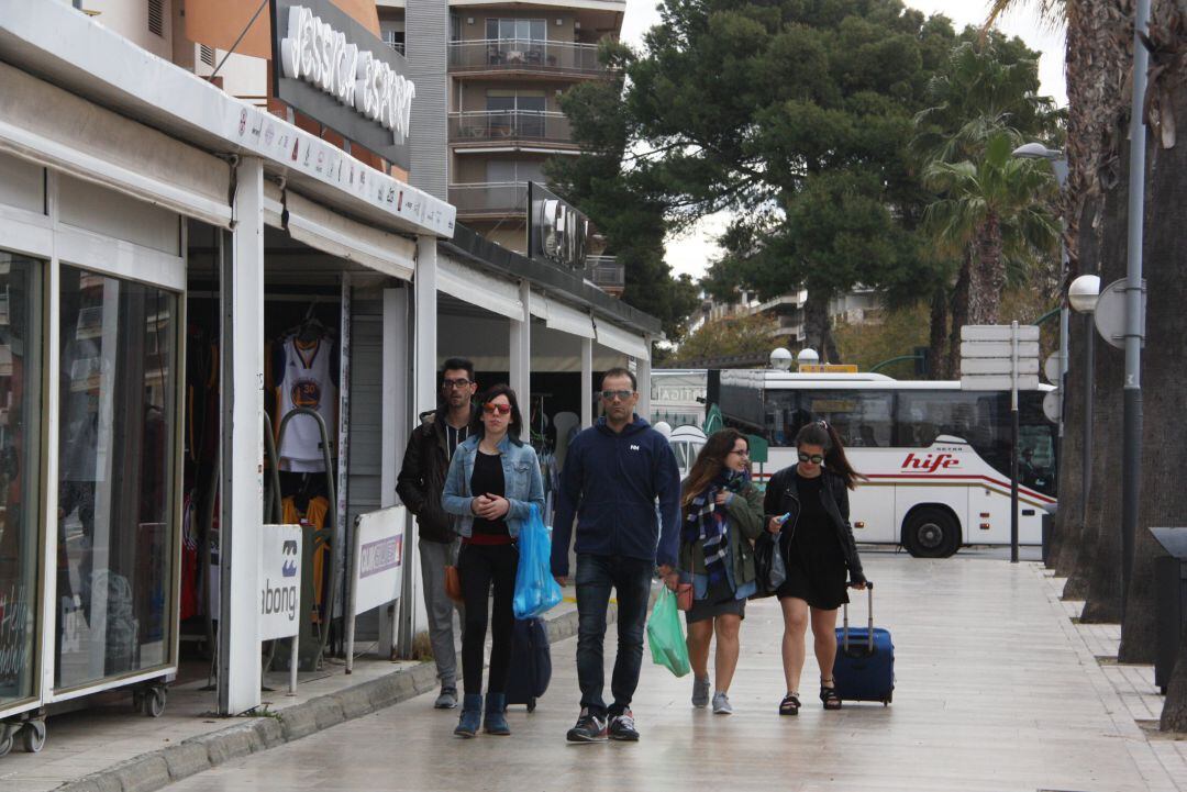 Turistes caminant per Salou. 