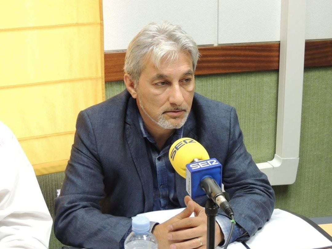 Manuel Burón en los estudios de Radio Benavente