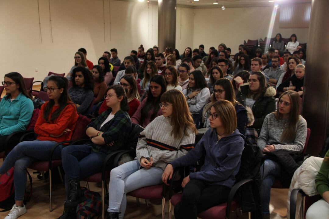 Jovenes de los institutos de Cuéllar participan en una jornada con empresas organizada por el grupo de acción local Honorse