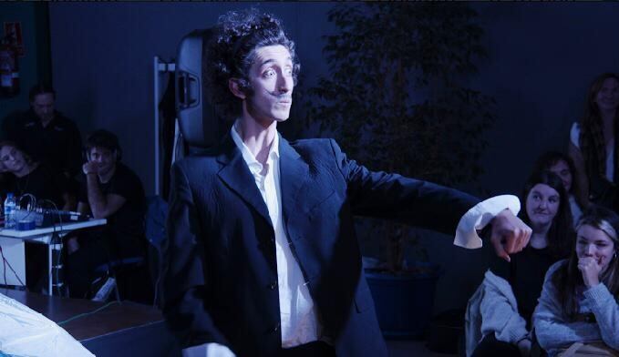 Miguel Jorge García interpreta a Salvador Dalí