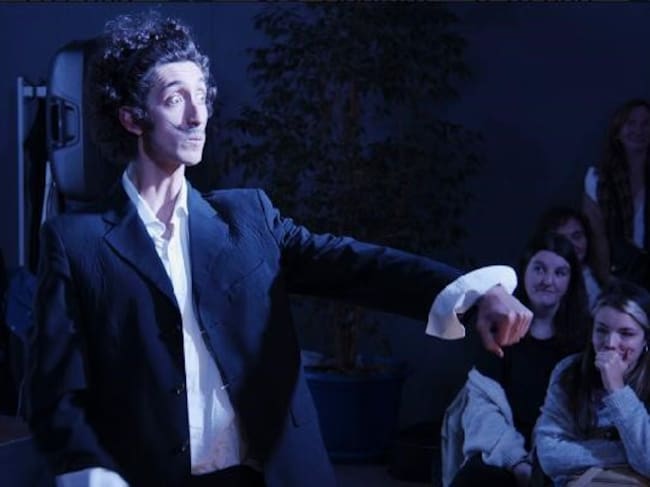 Miguel Jorge García interpreta a Salvador Dalí