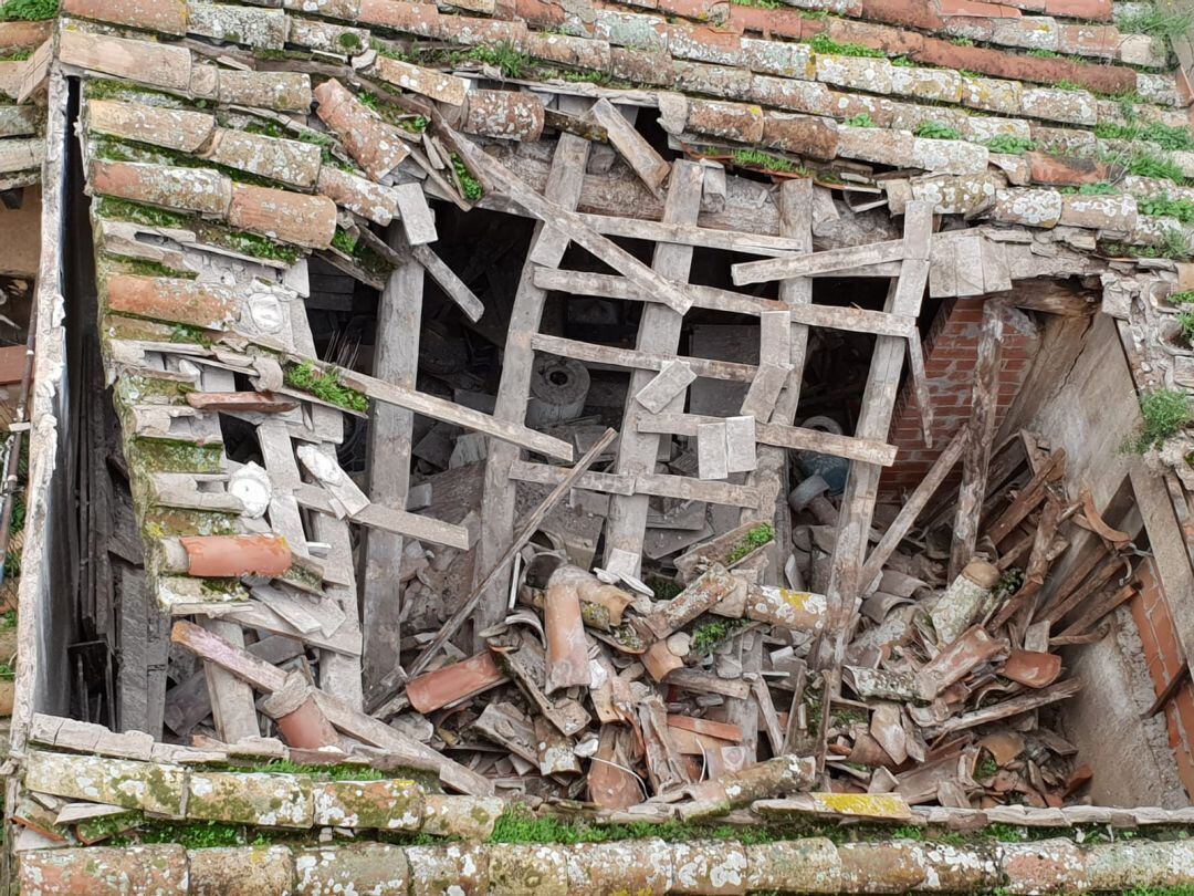 Teulada ensorrada de l'edifici de la Pujada Sant Domenec 