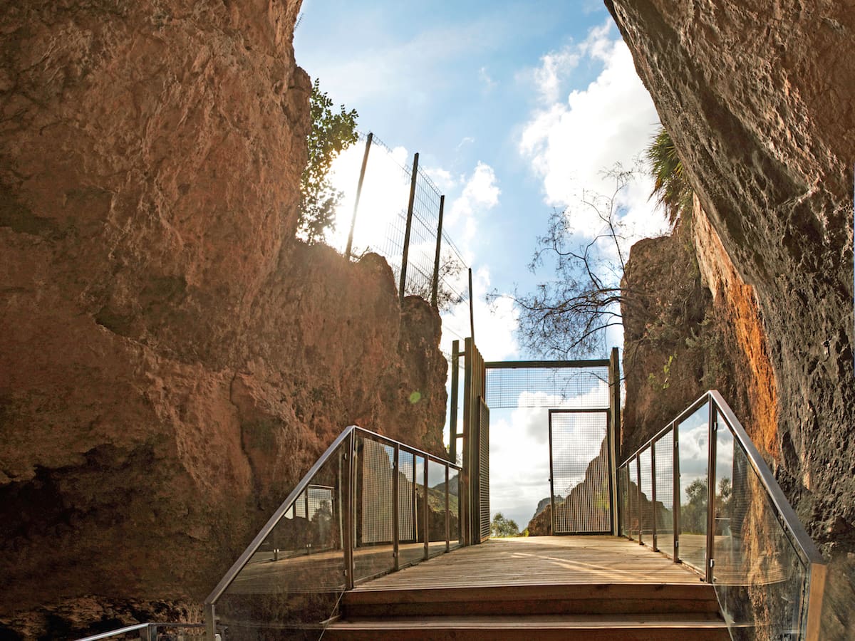 La Cova del Parpalló revela el uso sofisticado de pigmentos hace 15.000 años: se usaban molinos, machacadores y paletas