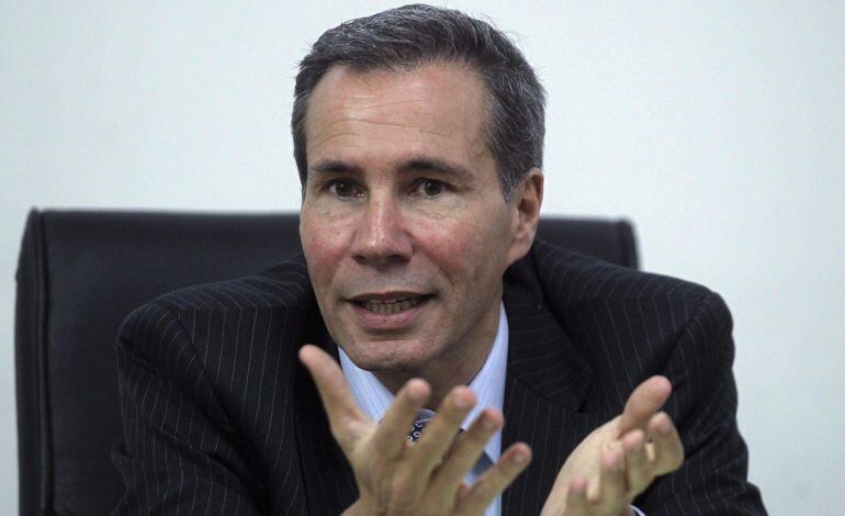 Argentine prosecutor Alberto Nisman, who is investigating the 1994 car-bomb attack on the AMIA Jewish community center, speaks during a meeting with journalists at his office in Buenos Aires in this May 29, 2013 file photo. Nisman, who had accused Preside