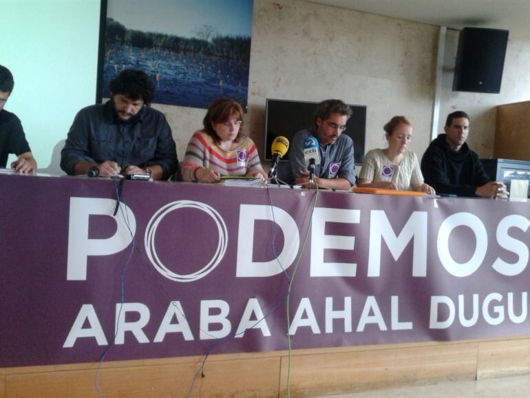 Representantes de Podemos Araba durante una rueda de prensa