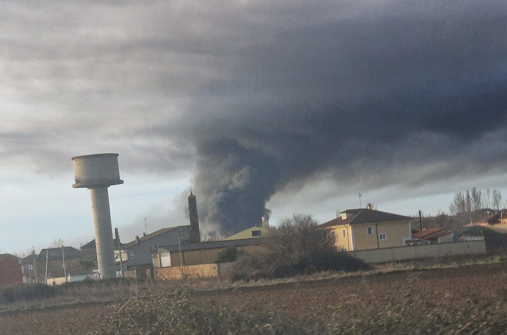 La columna de humo se ve a varios kilómetros de distancia