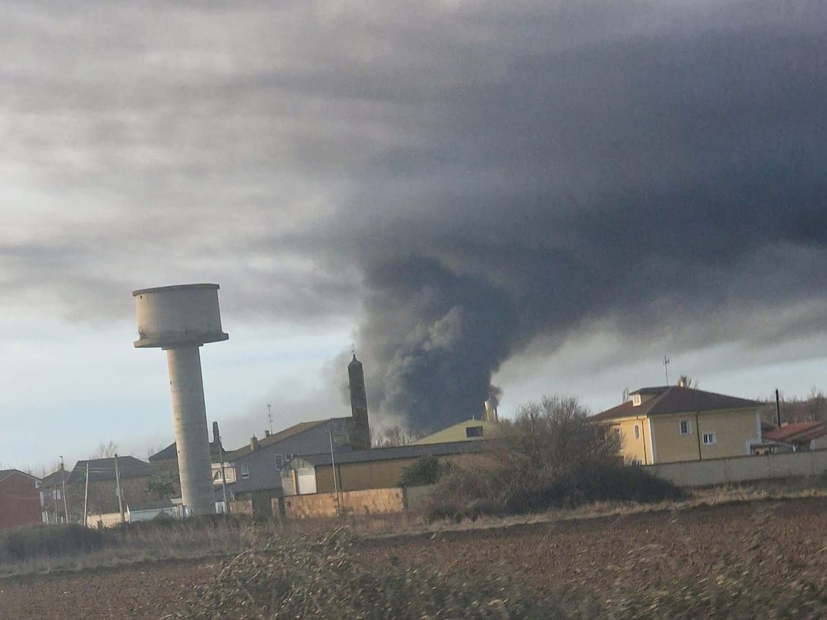 Un incendio en una nave de neumáticos en La Bañeza obliga a la población a tomar precauciones ante la presencia de humo tóxico