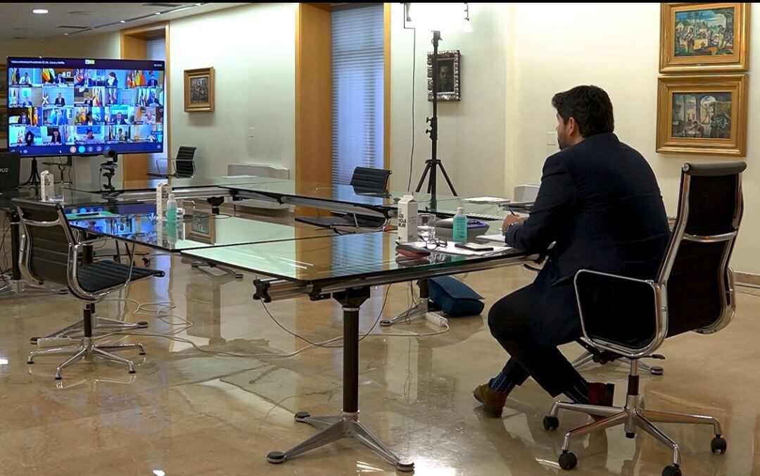 El presidente de la región de Murcia en la videoconferencia de Pedro Sánchez con los presidnetes autonómicos de este domingo