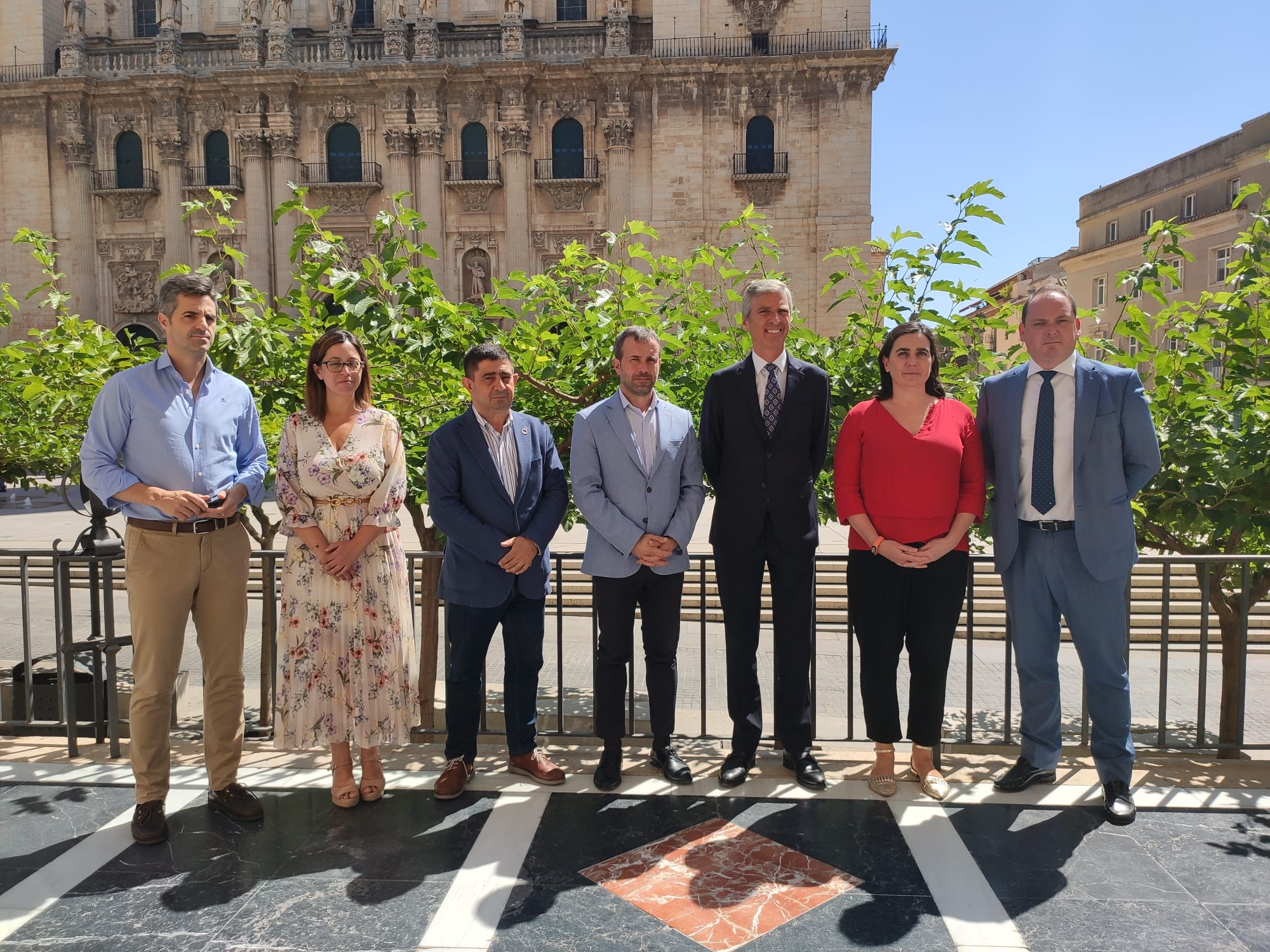 Miembros del Ayuntamiento de Jaén, la Diputación y la empresa Ayesa Advanced Tecnologies posan ante la Catedral de la capital jiennense