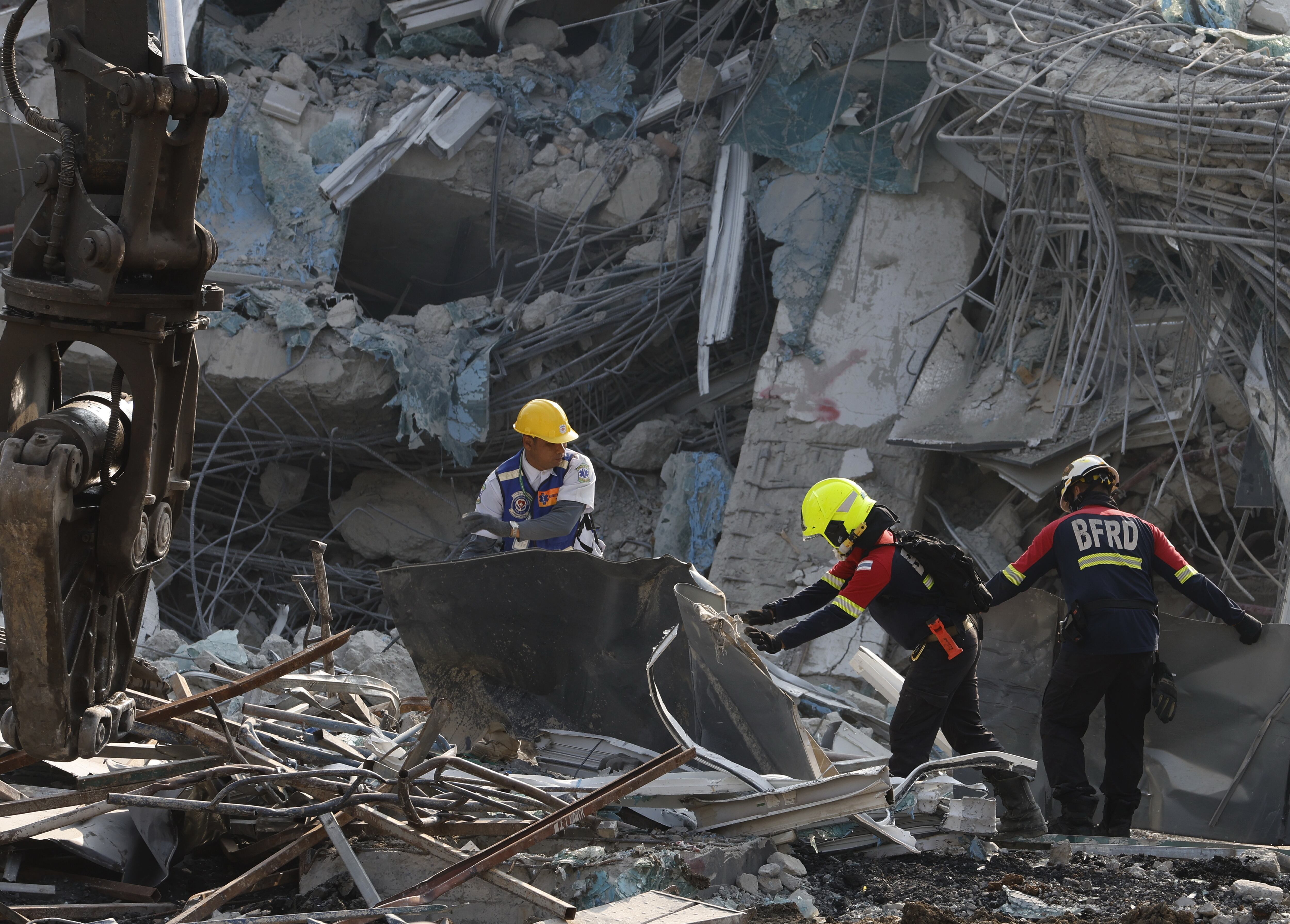 Los equipos de rescate tratan de encontrar supervivientes durante el día en Myanmar. EFE/EPA/RUNGROJ YONGRIT