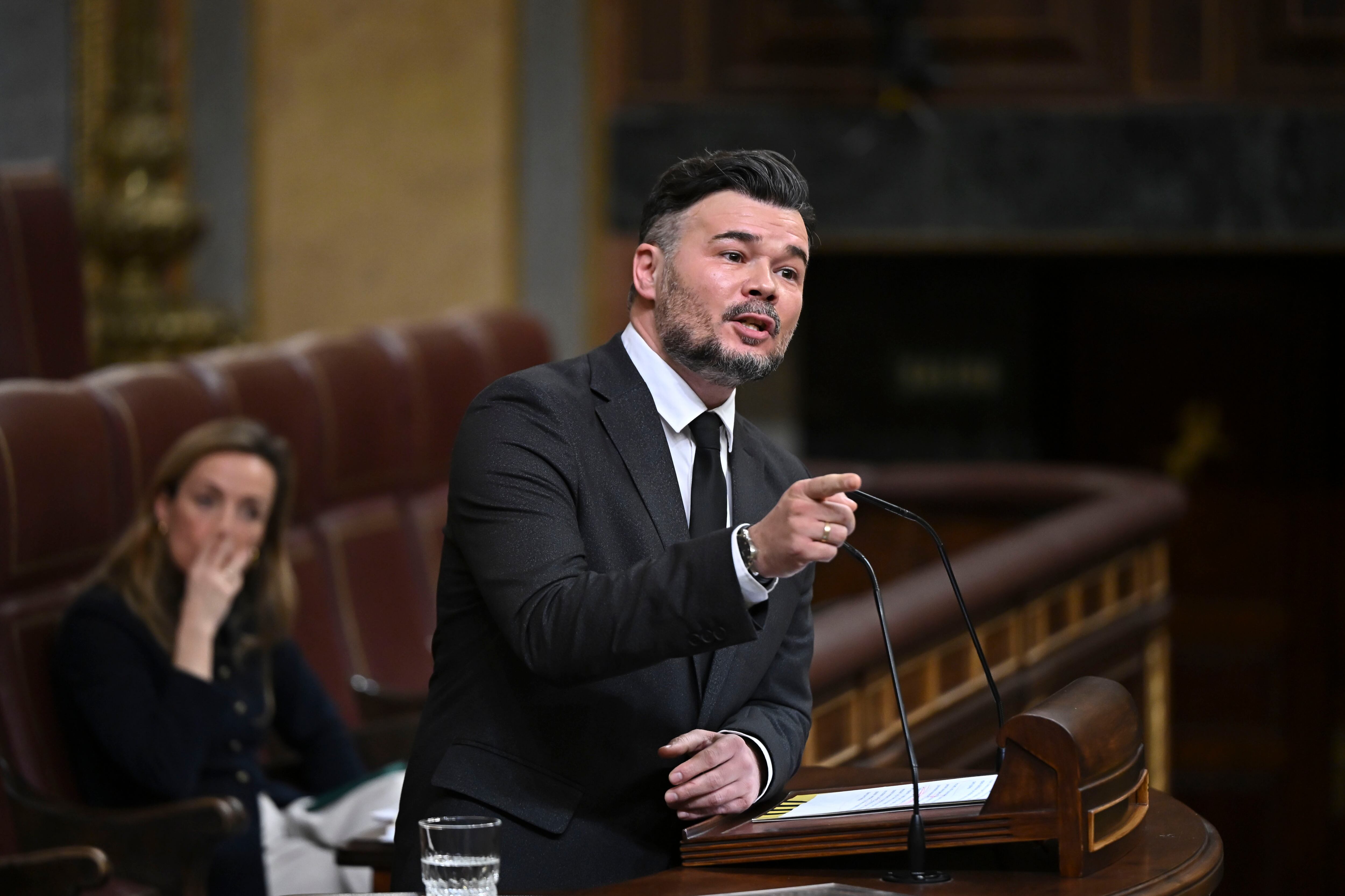 El portavoz de ERC Gabriel Rufián interviene en la sesión plenaria en la que el ministro de Asuntos Exteriores, José Manuel Albares, comparece en el Congreso de los Diputados.