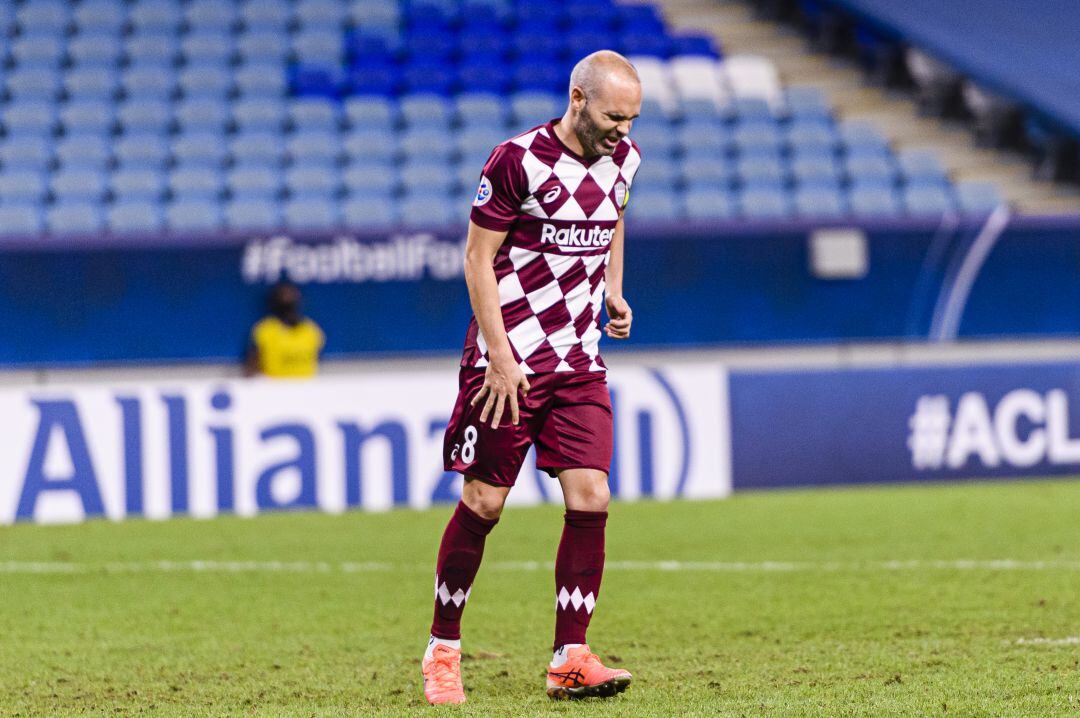 Iniesta se lesiona durante un partido de la Liga de Campeones de Asia. 