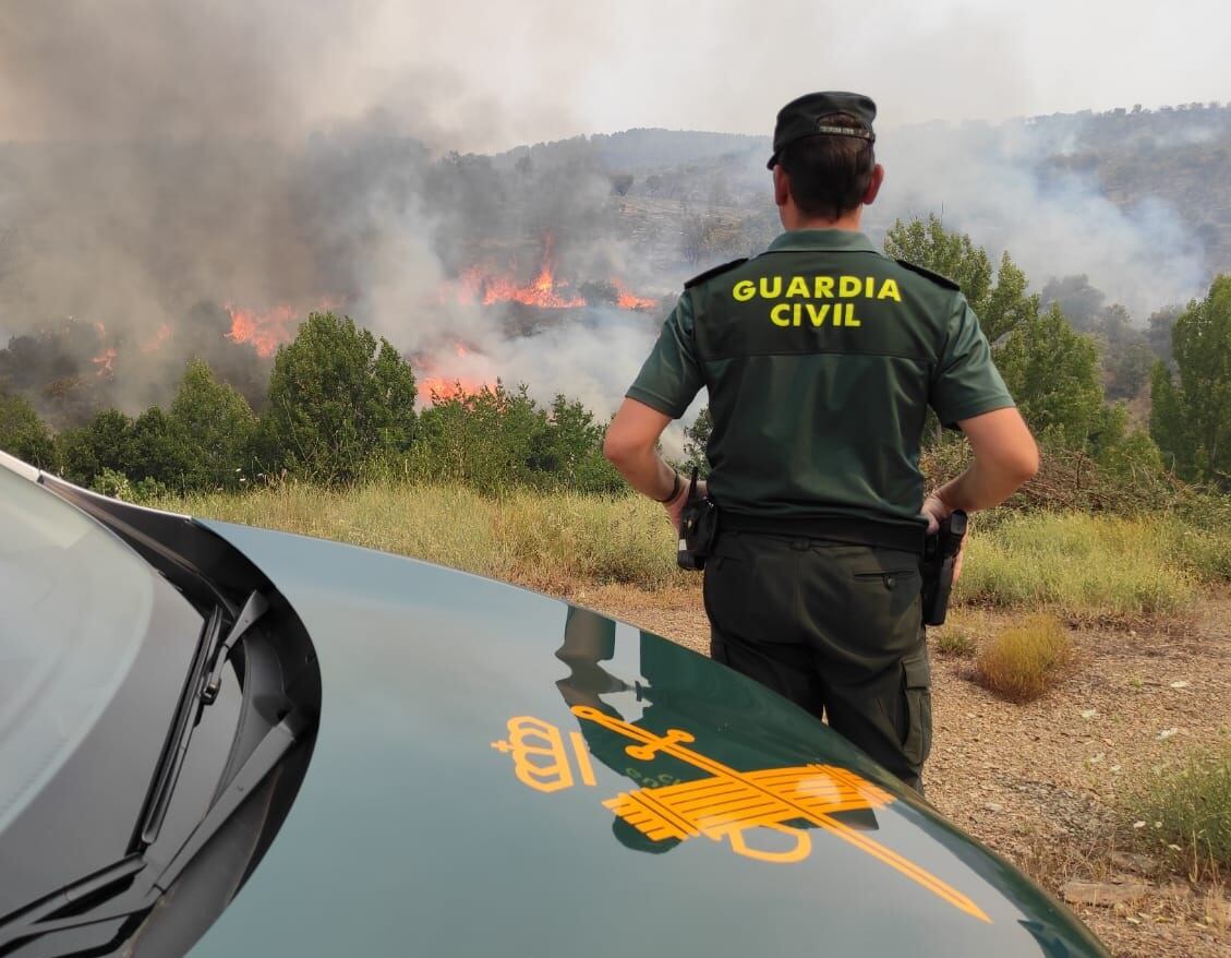 Un Guardia Civil ante el incendio de Figueruela