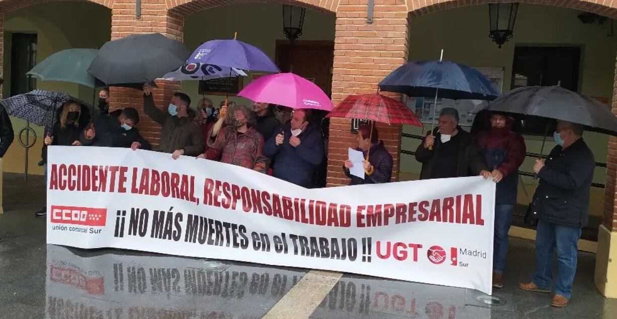 Los manifestantes han desafiado a la lluvia para pedir una investigación del accidente