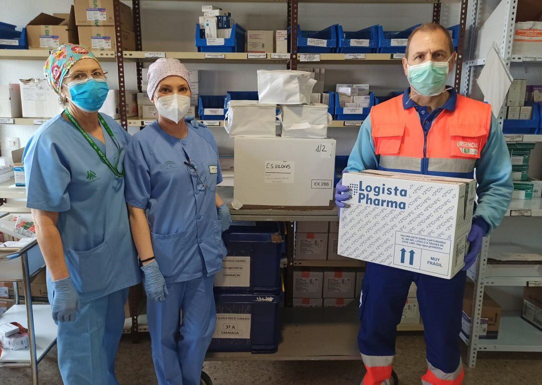 Tres profesionales sanitarios de la Unidad de Farmacia del Hospital de Linares. 