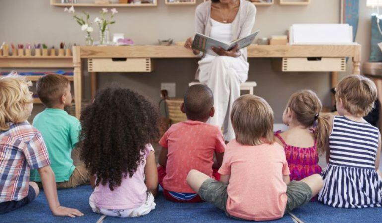 Un grupo de niños recibiendo clase