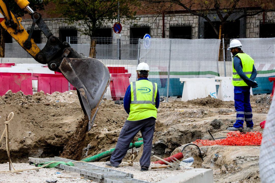 Dos obreros a pie de calle 