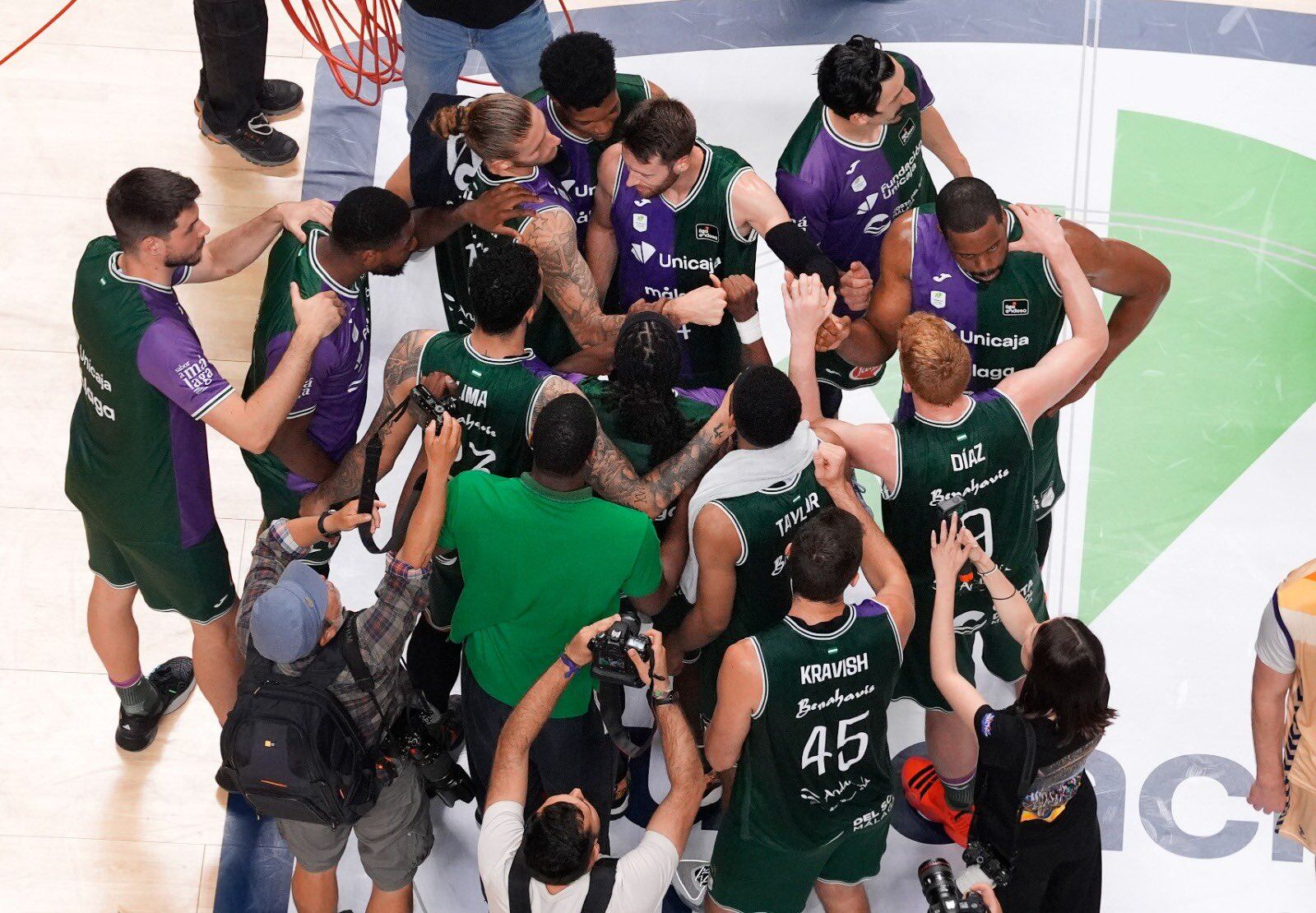 Los jugadores del Unicaja, tras el triunfo contra el Murcia