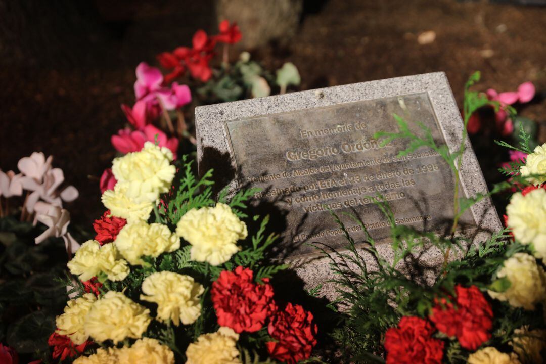 Placa de la ofrenda floral por el XXVII aniversario del asesinato por ETA de Gregorio Ordoñez, primer teniente de alcalde del Ayuntamiento de San Sebastián