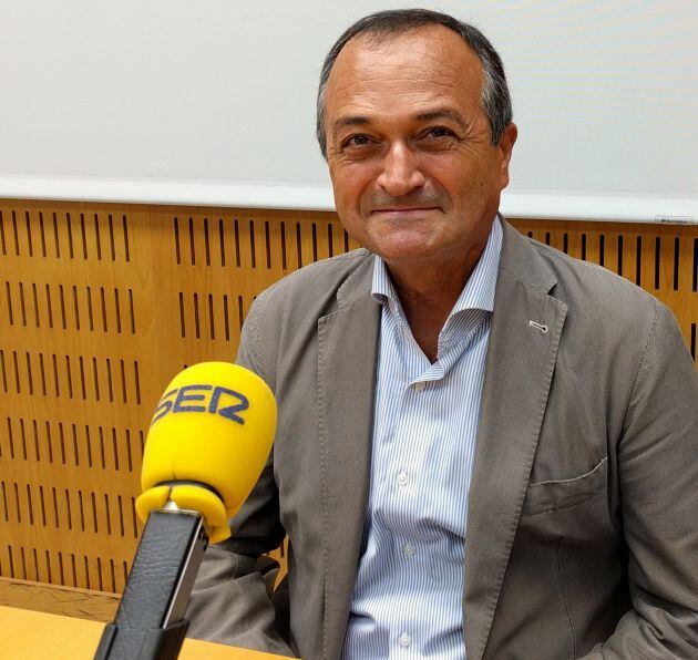 El arquitecto Javier Domínguez en los estudios de Radio Valencia