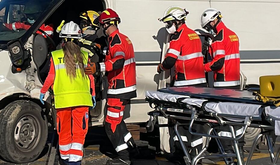 Bomberos y sanitarios durante una asistencia/ Emergencias 112 Andalucía