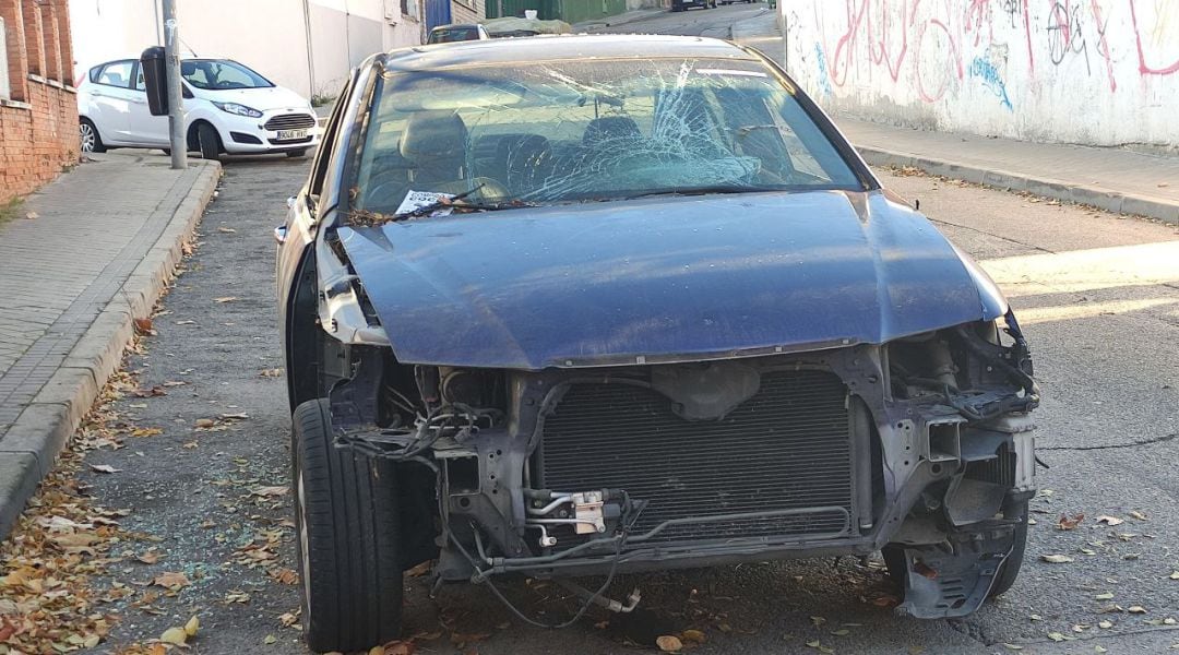 Coche abandonado en la calle en San Sebastián de los Reyes