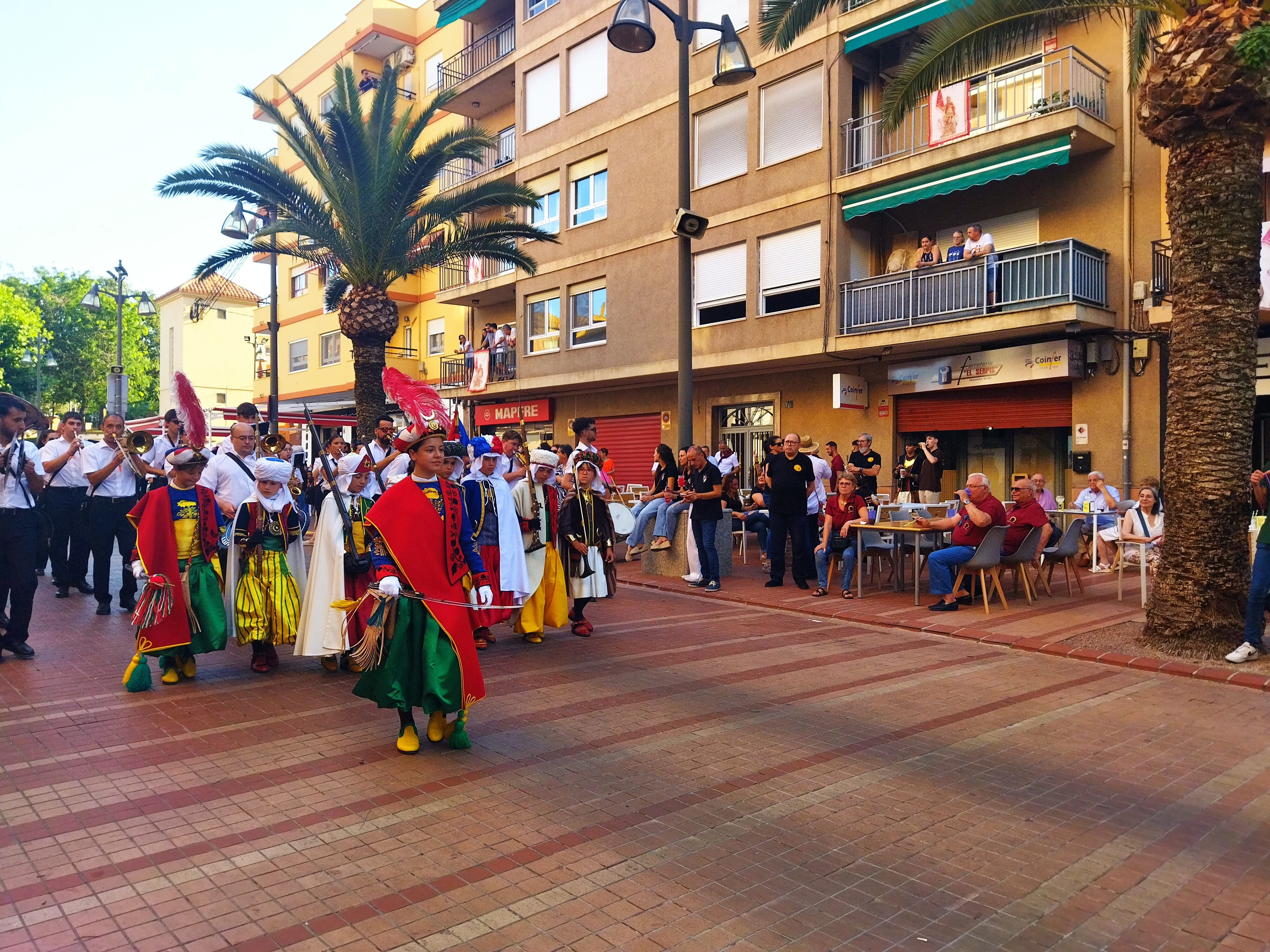 Los publicadores infantiles del bando moro recorriendo el Passeig del Comtat.