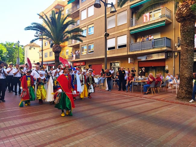 Los publicadores infantiles del bando moro recorriendo el Passeig del Comtat.