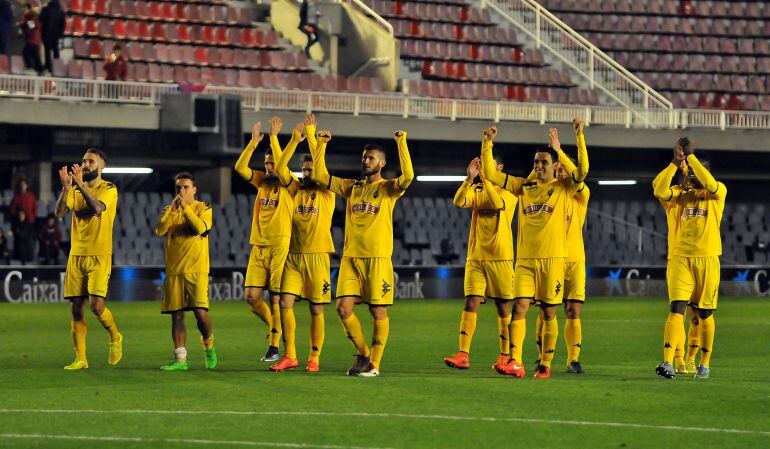 Els jugadors del Reus Deportiu celebren la victòria al Miniestadi contra el Barça B.