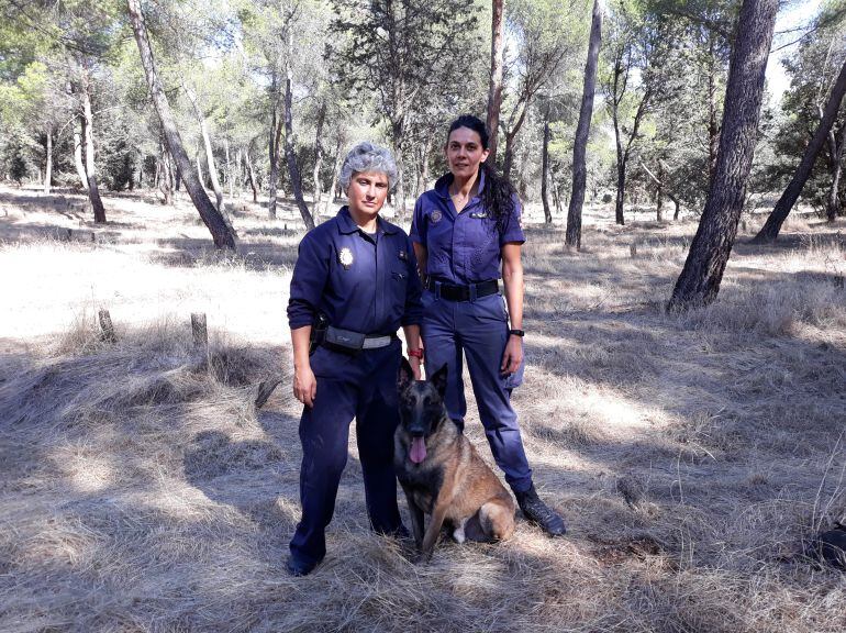 Fátima y María, oficiales de Policia Nacional y guías de la Unidad Canina, durante una práctica con Malder en la Casa de Campo de Madrid