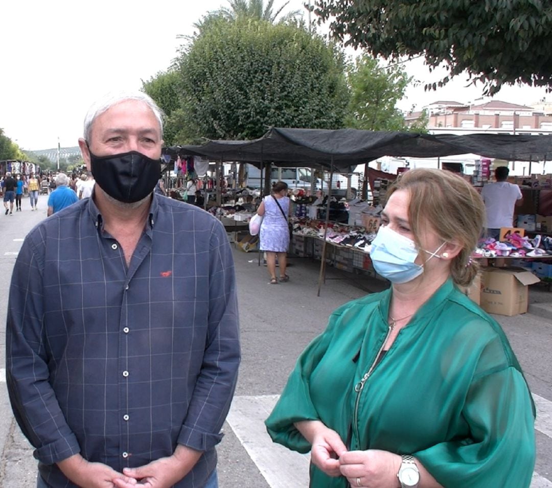 Lucas Garcia y Rosa Reche visitando el mercadillo de Andújar.