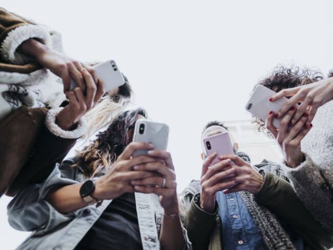 Menores conectados a sus móviles