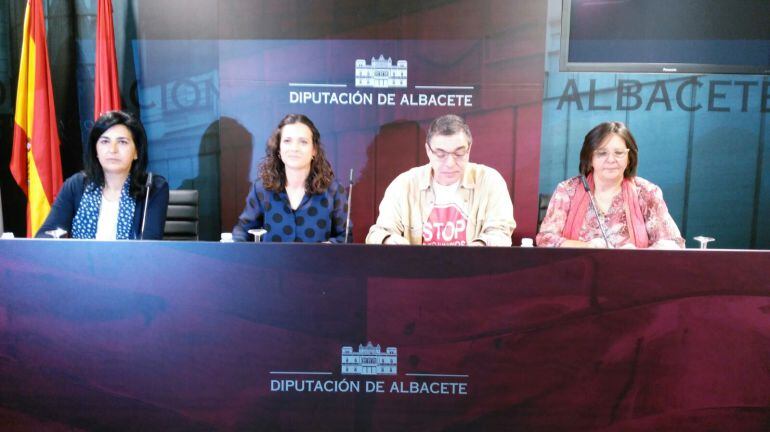 De izda. a dcha: Francis Rubio (C&#039;s), Raquel Ruiz (PSOE), José Luis Alvarado (Stop Desahucios) y Victoria Delicado (Ganemos-IU)