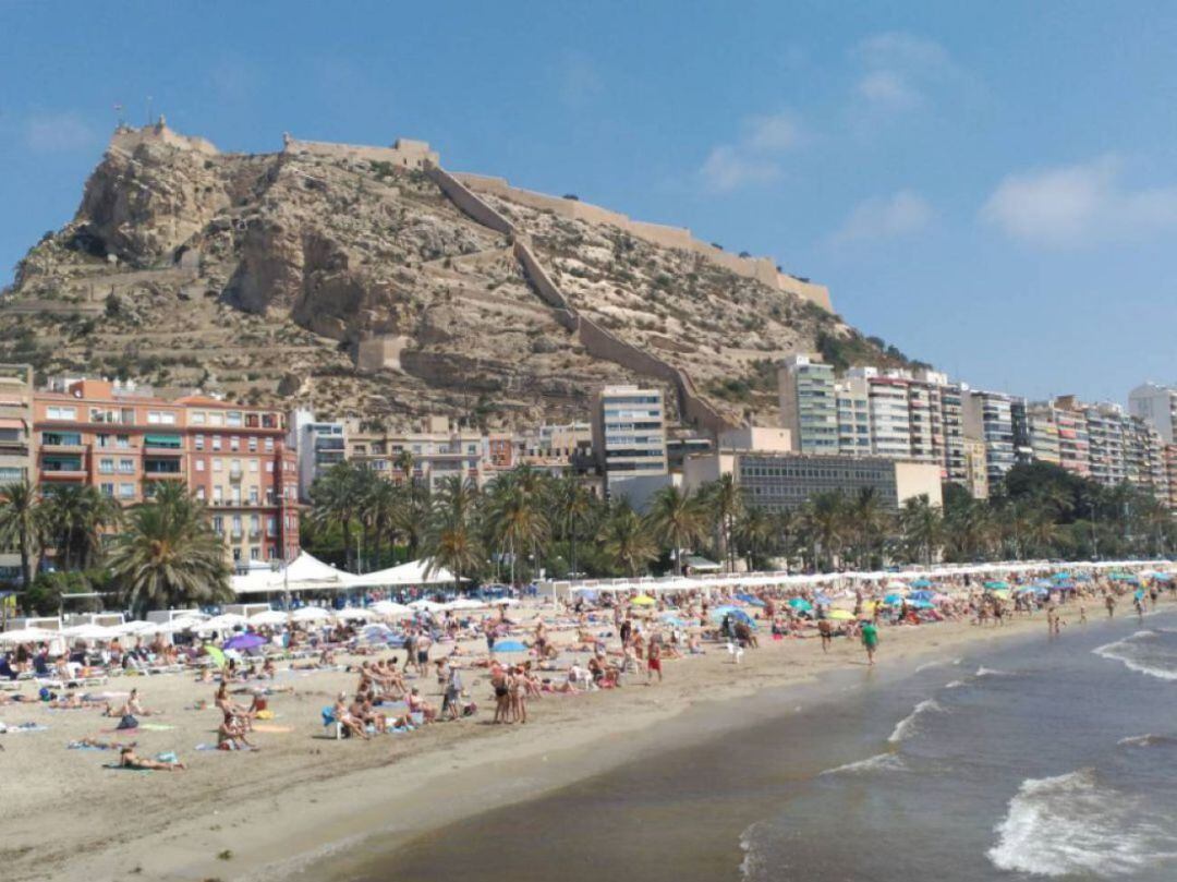 Playa de El Postiguet en una imagen de archivo