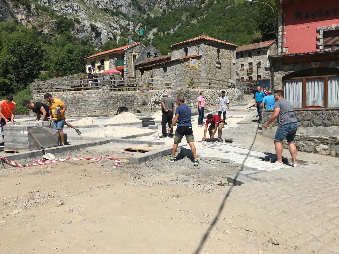 Vecinos de Caín arreglando el acceso al cementerio 